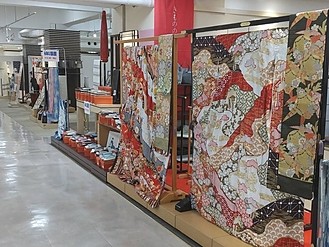 店内と着物の画像