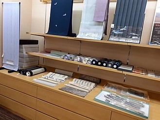 店舗内の棚と着物